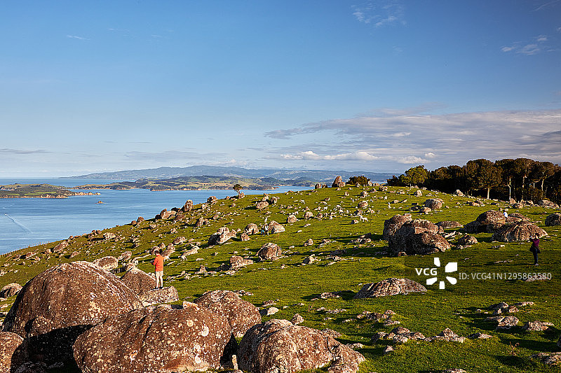 男人在奥克兰附近怀赫科岛的斯托尼巴特欣赏风景图片素材
