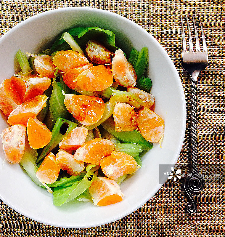 切碎橘子芹菜生菜沙拉配橄榄油醋汁图片素材