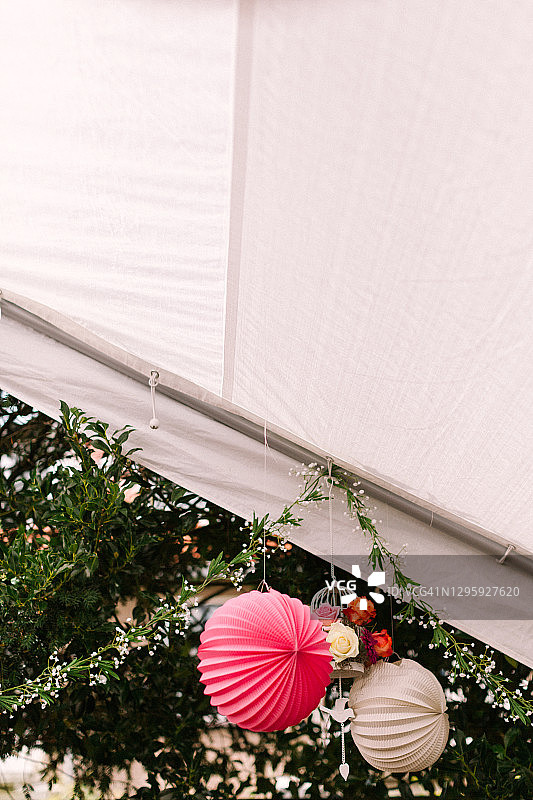 带有彩色装饰的白色派对帐篷图片素材