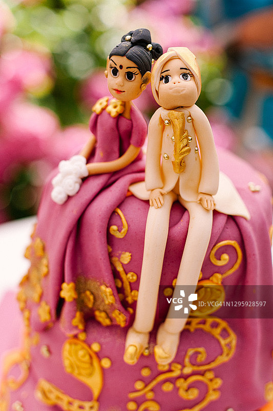 印度新婚夫妇婚礼蛋糕装饰图片素材