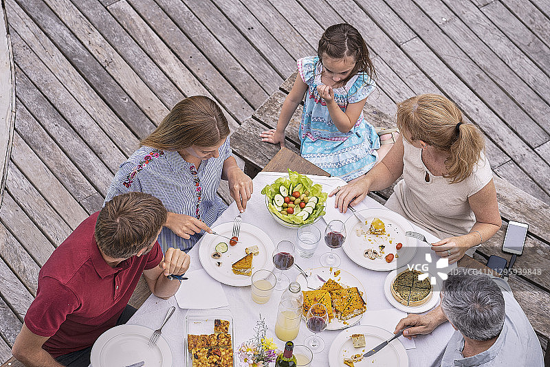 一家人在泳池边共进午餐图片素材