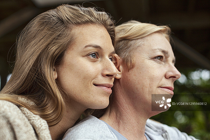 和婆婆在一起的沉思女子图片素材