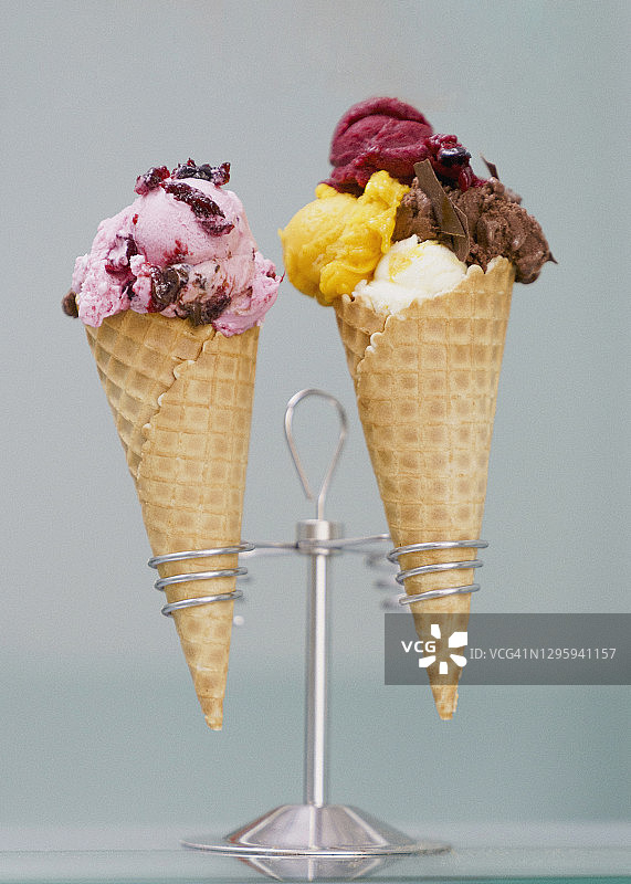 华夫饼甜筒中的冰淇淋和果汁冰糕配料图片素材
