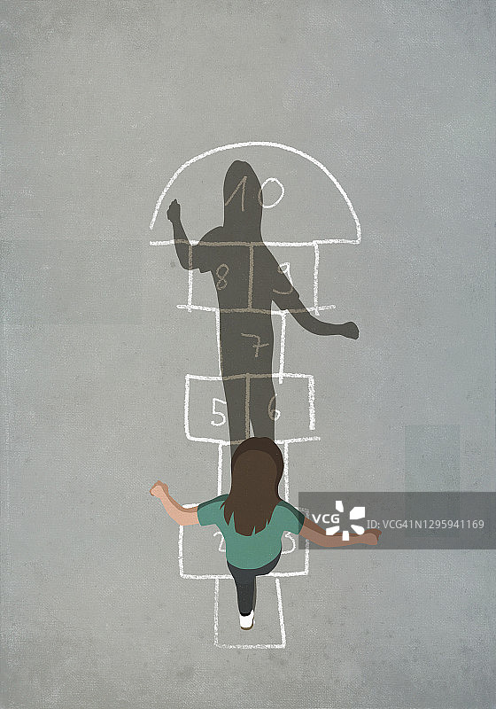 女孩在人行道上玩跳房子图片素材