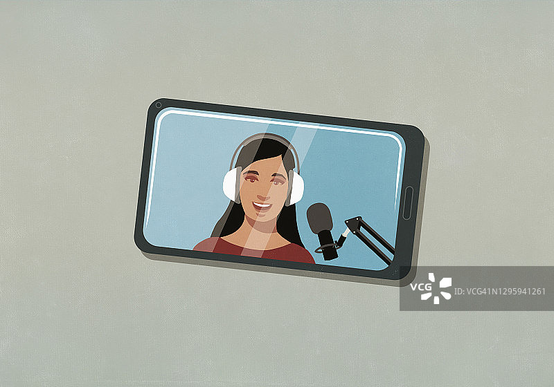 戴耳机和麦克风的女人用智能手机录制视频博客图片素材