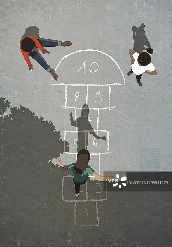 孩子们在阳光明媚的人行道上玩跳房子图片素材