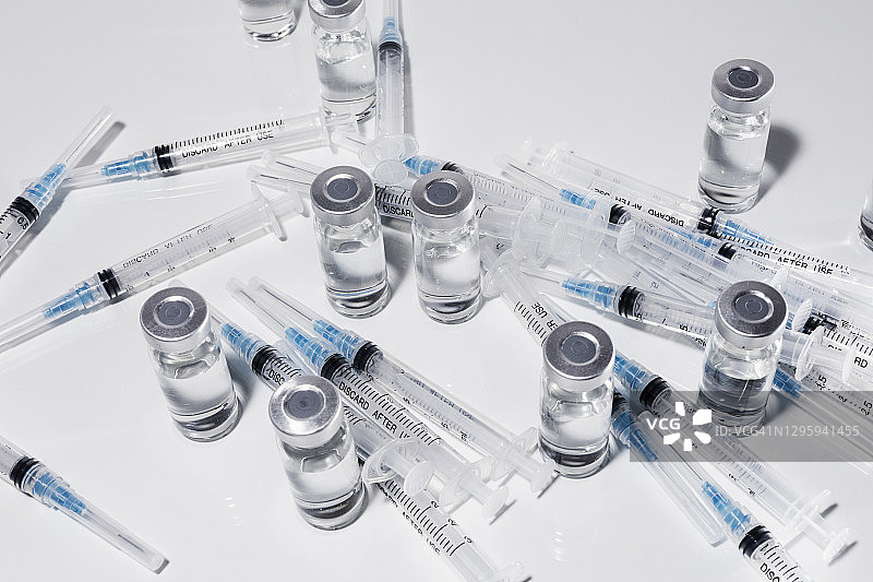 白色背景上的注射器和COVID-19疫苗瓶图片素材