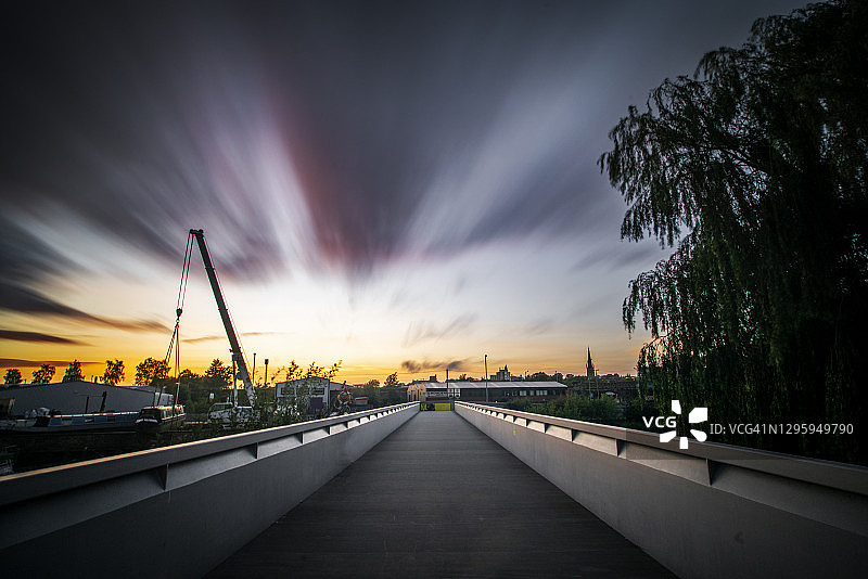 通往韦克菲尔德赫普沃斯艺术馆的桥梁图片素材