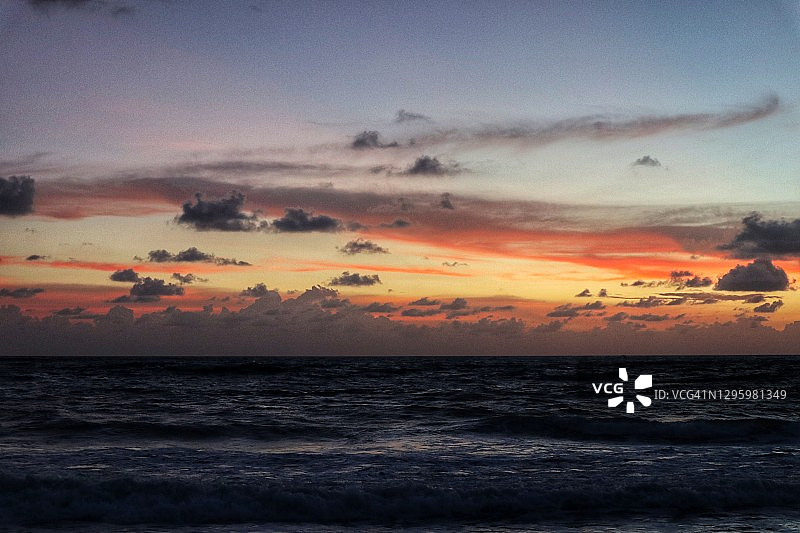 贝拉瓦海滩上的美丽日落图片素材