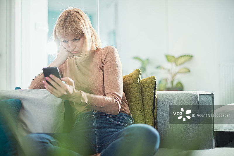 在电话中听到困难消息的反应图片素材