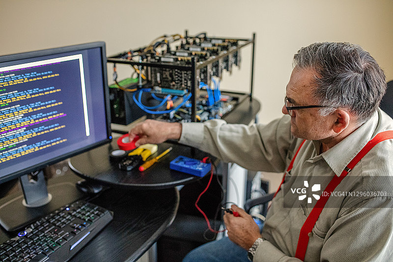 在矿场设备施工现场工作的高级工程师图片素材