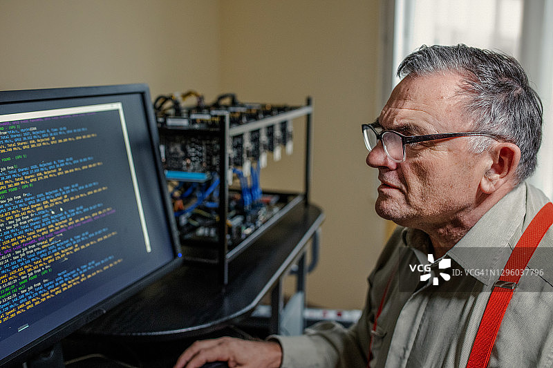 程序员准备加密货币矿机图片素材