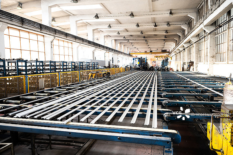 工厂传送带上的铝线图片素材