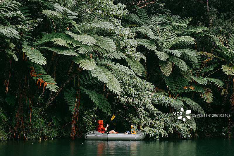 冲绳雨中丛林河流、桫椤与皮划艇图片素材