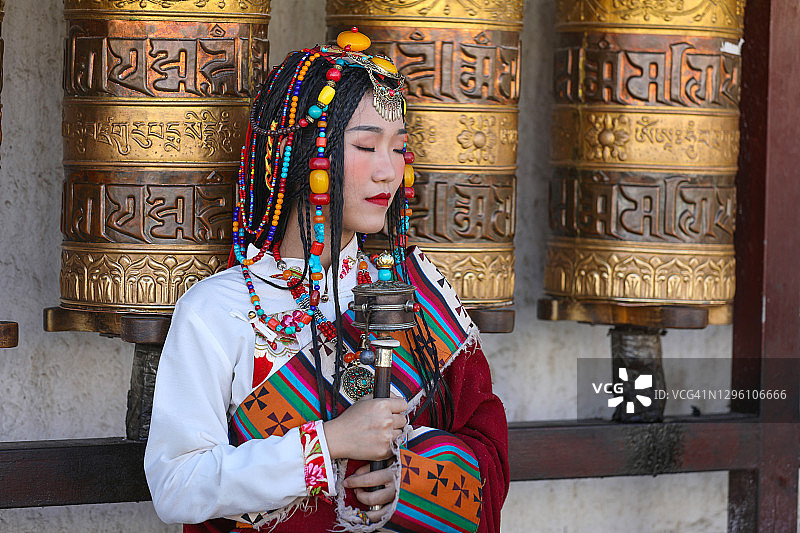 在藏族聚居区的中国女人图片素材