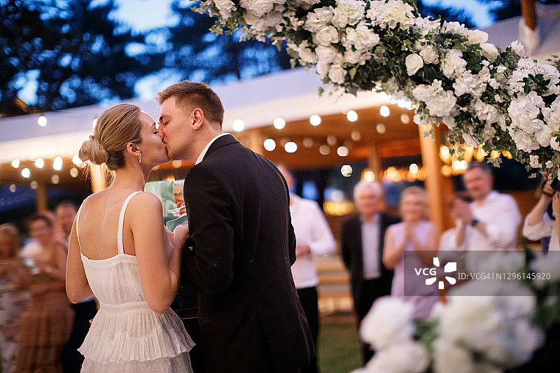 在庆祝活动中亲吻的幸福情侣图片素材