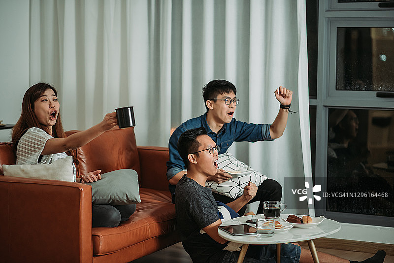 中国好友在家看电视体育比赛图片素材