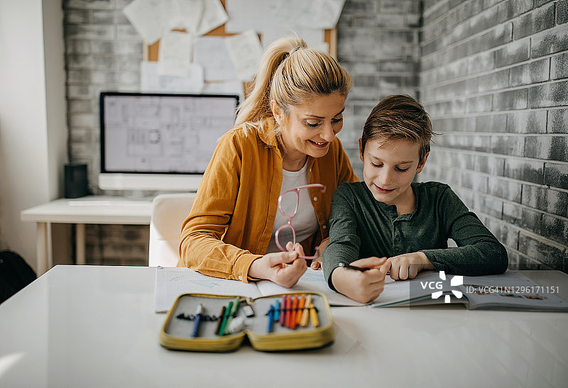 母亲辅导儿子做作业图片素材