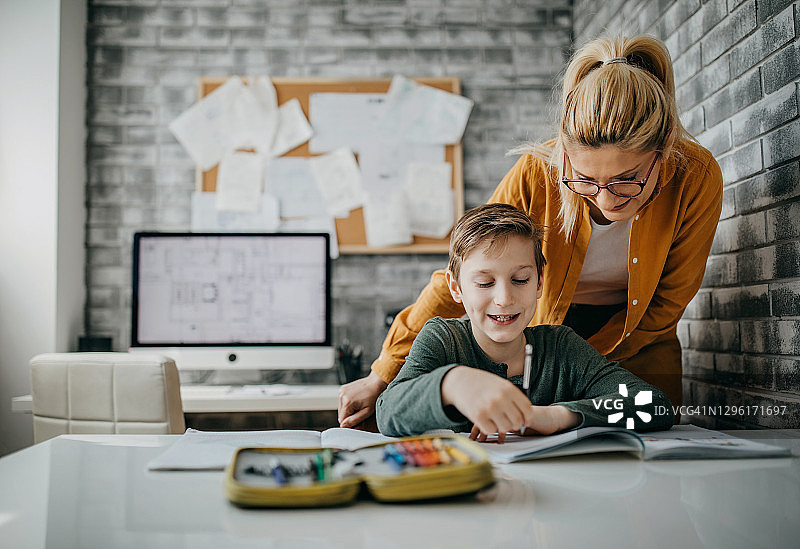 母亲辅导儿子做作业图片素材