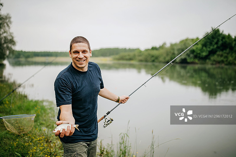 中年男人钓鱼图片素材