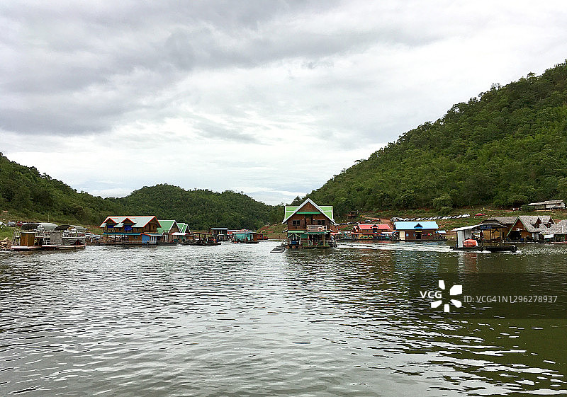 水坝上的水上房屋：独特的水面渔业社区图片素材