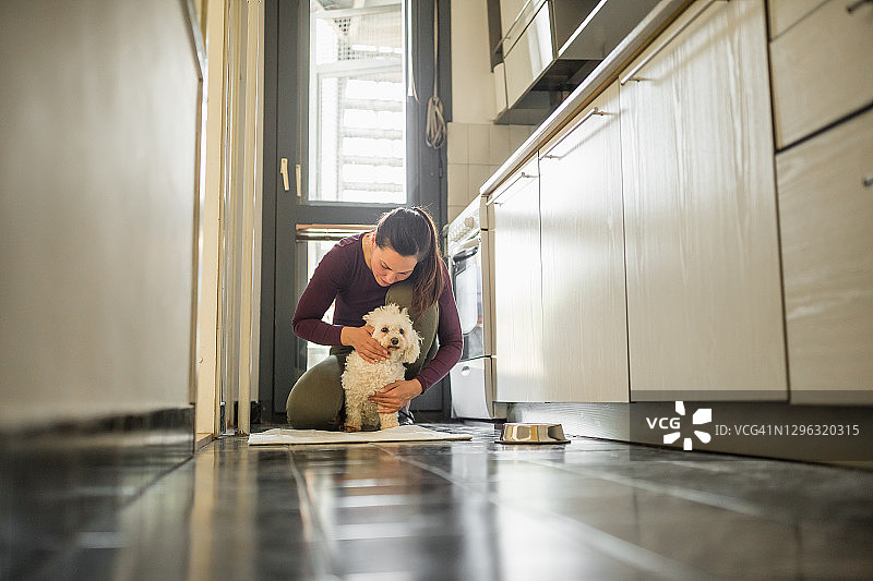 和领养的狗在一起的女人图片素材