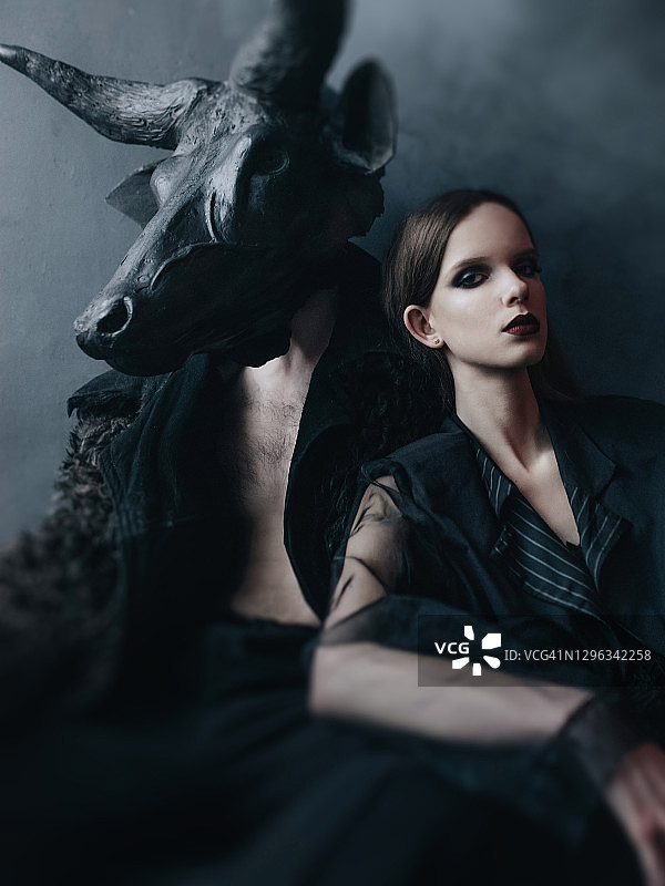 弥诺陶洛斯和坐在烟雾中的年轻女子图片素材