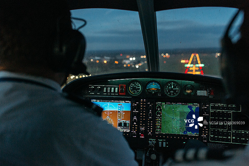 飞行员在小型私人飞机驾驶舱中夜间降落图片素材