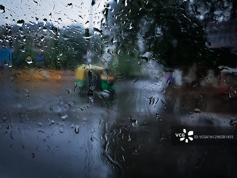 雨天透过挡风玻璃看到的德里城市风光，印度图片素材