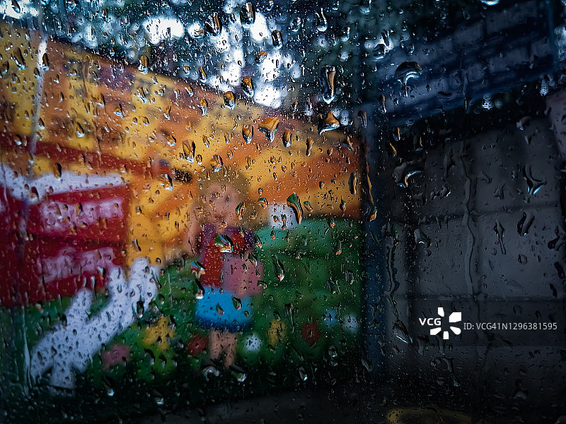 雨天透过挡风玻璃看到的德里城市风光，印度图片素材