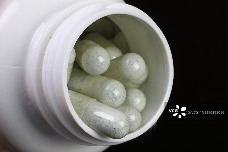 药瓶中的药丸图片素材