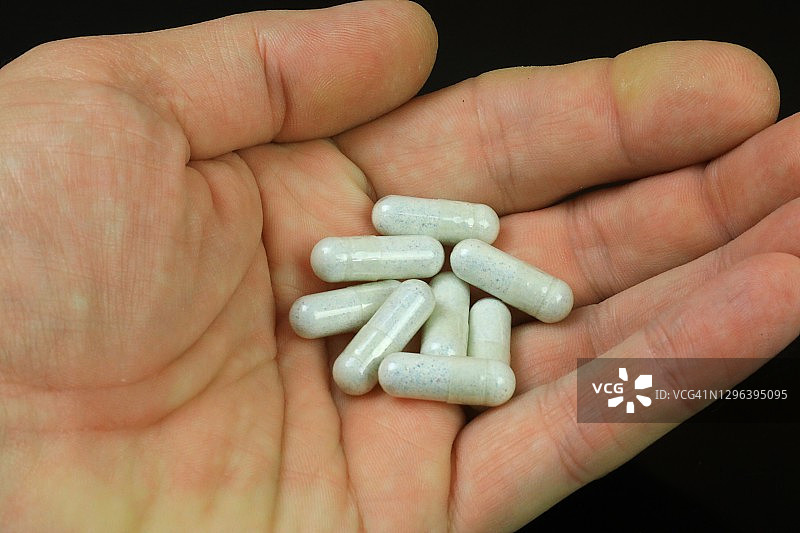 手握医用药丸图片素材