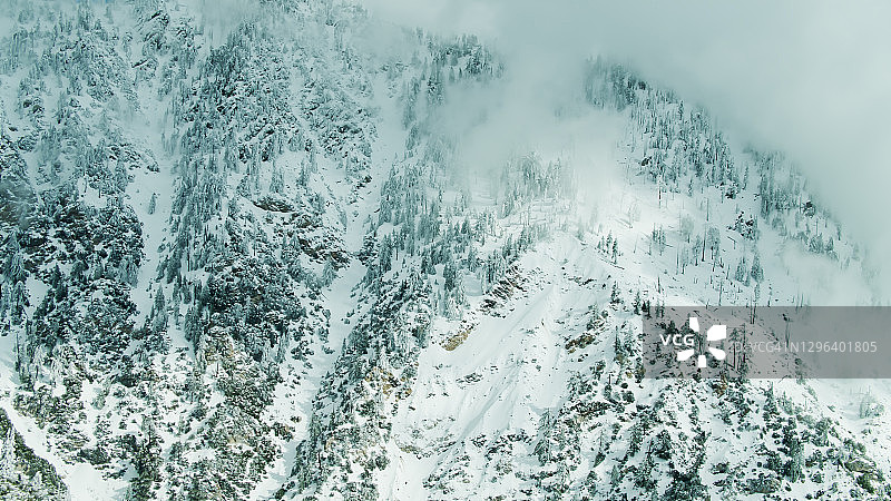 圣加布里埃尔山脉白雪皑皑的斜坡的无人机拍摄图片素材