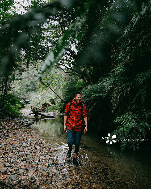 在日本冲绳雨林中徒步旅行的日本男人图片素材