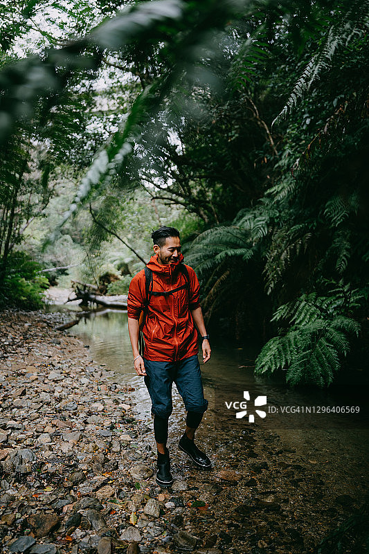 在日本冲绳雨林中徒步旅行的日本男人图片素材