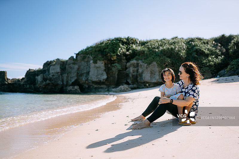 小女孩和她的母亲在海滩上玩得很开心图片素材