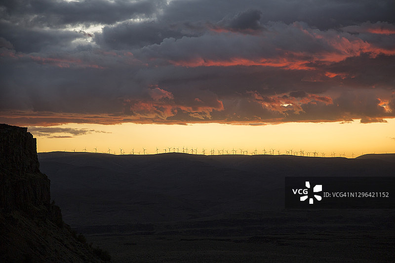 日落时的风力涡轮机图片素材