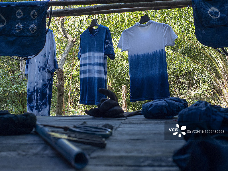 天然蓝色靛蓝染色布料，集市上出售的棉布扎染图案图片素材