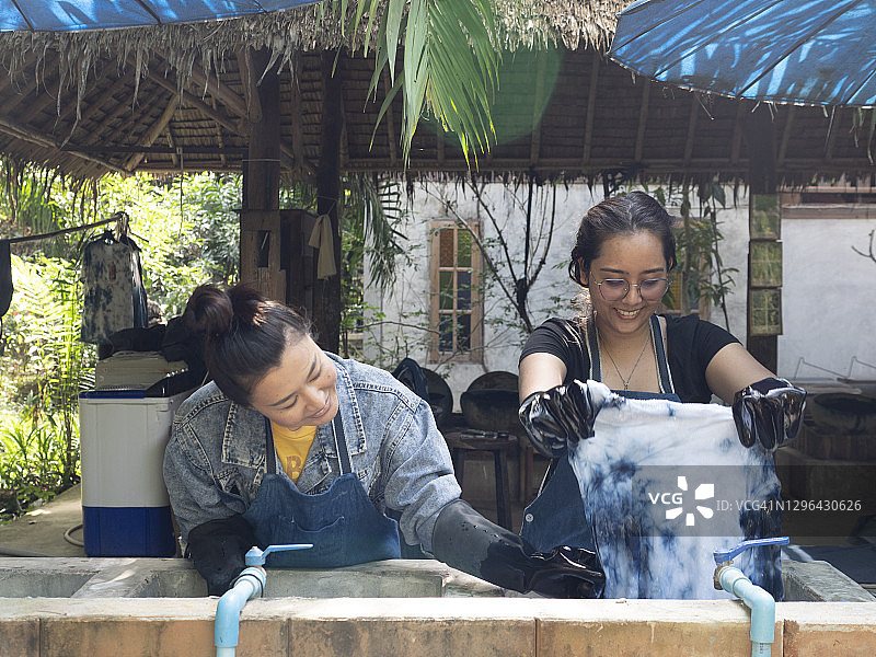 泰国靛蓝色染料工艺图片素材