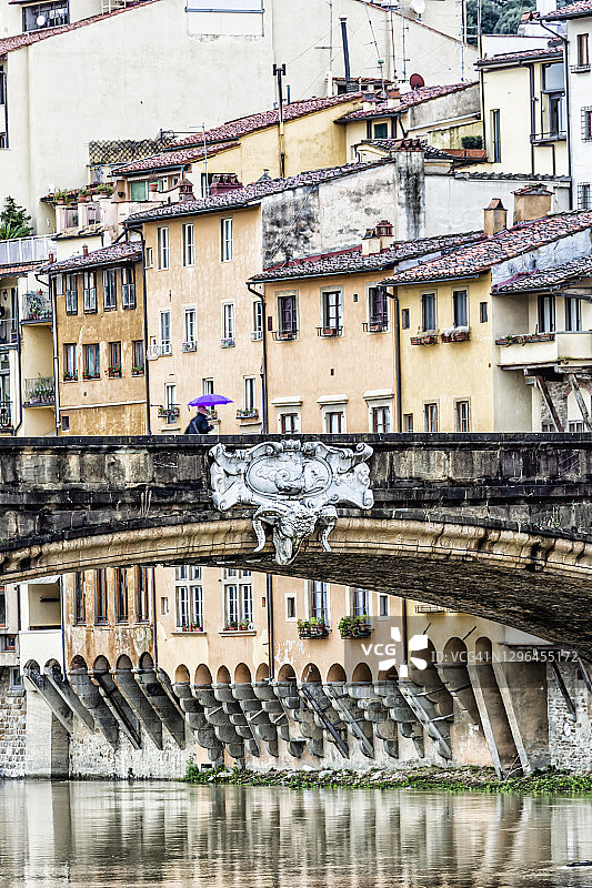 圣三一桥和俯瞰阿诺河的特色房屋群图片素材