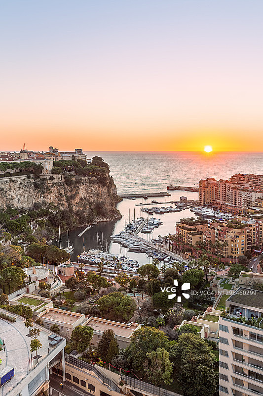 日出时分的蒙特卡洛港口概览，摩纳哥，法国图片素材