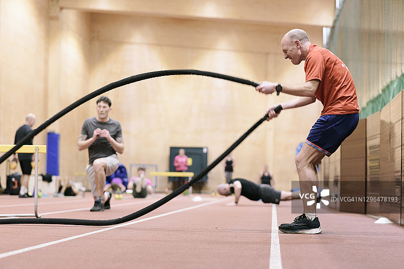男人在体育馆使用战绳图片素材
