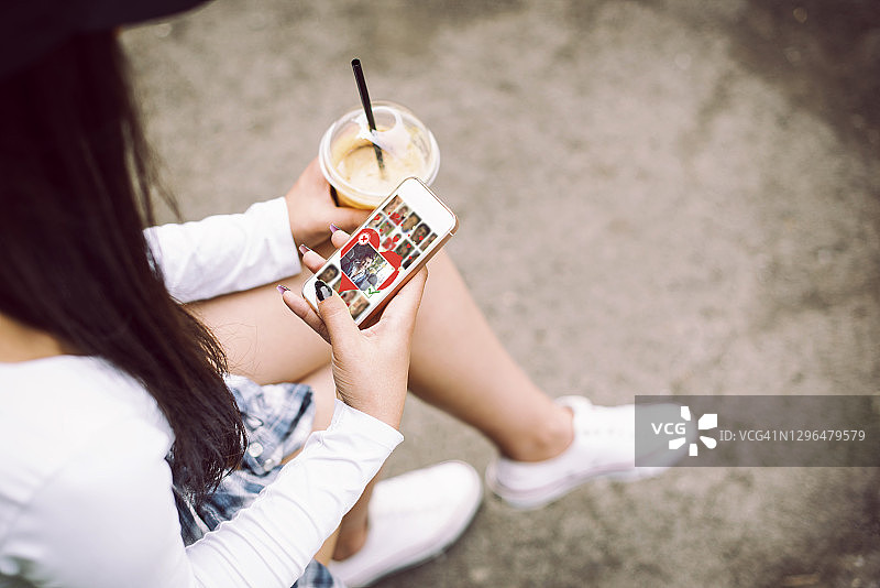 年轻女人使用手机App进行在线约会图片素材
