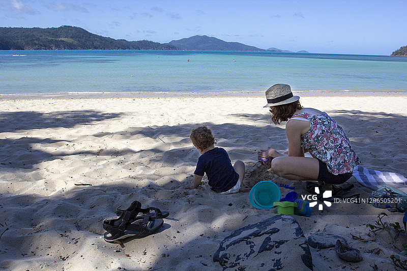 母子在海滩玩沙子图片素材