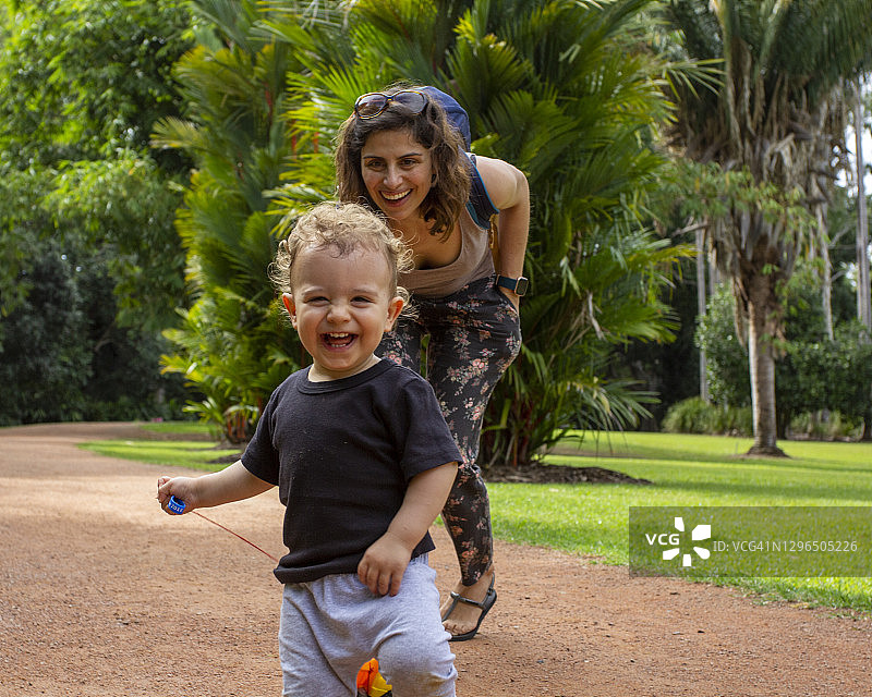 小男孩推着玩具卡车图片素材