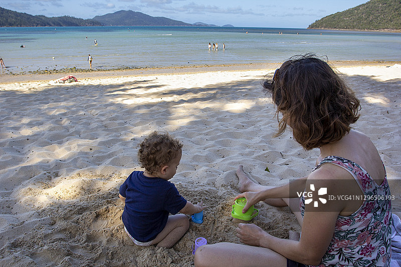 母子在海滩玩沙子图片素材