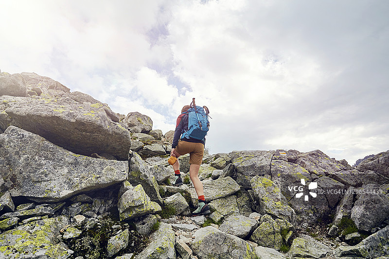 斯洛伐克高塔特拉山区岩石地形中的孤身女徒步旅行者图片素材