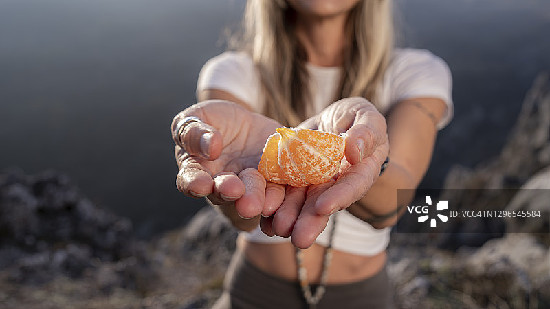 年轻女人双手捧着橙子图片素材