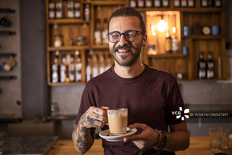 男人在酒吧里端着咖啡杯图片素材