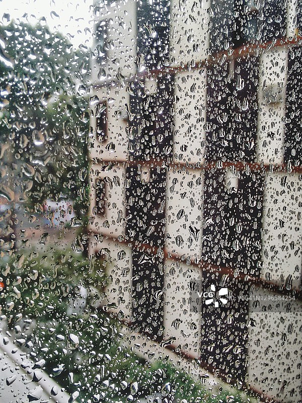 窗户上的雨滴图片素材